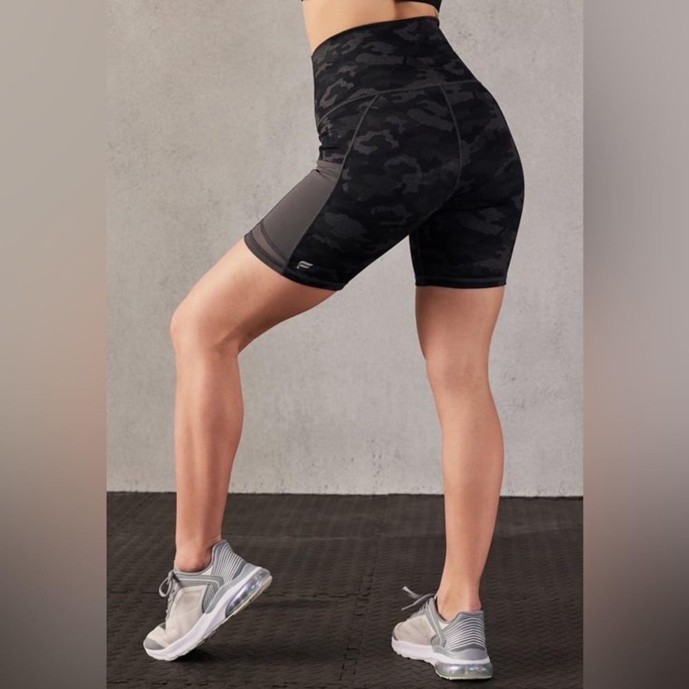 NWOT Fabletics Charcoal Camo on the go PowerHold high waisted 6 in Shorts Small